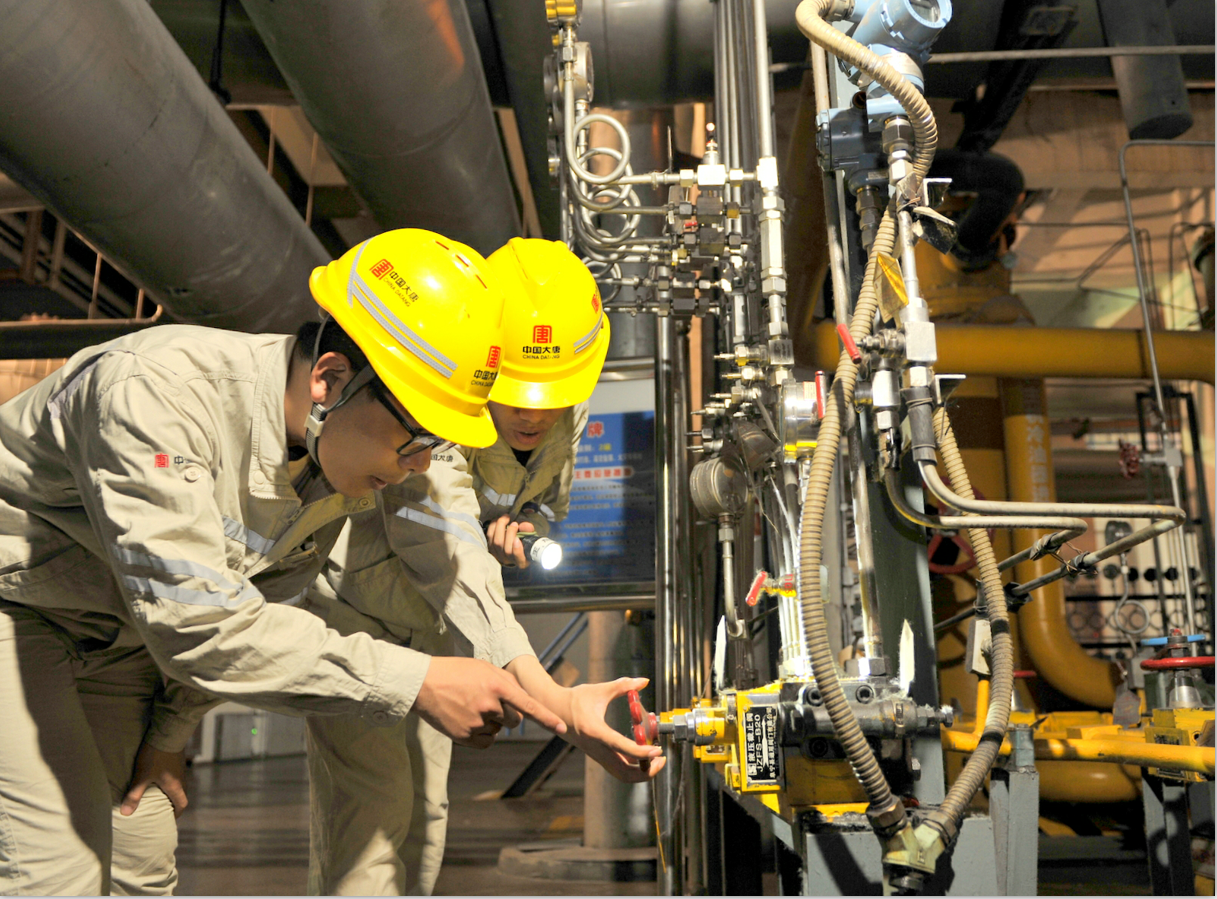 1689664248141085712.jpg 运行人员认真巡检设备,调整设备压力.jpg