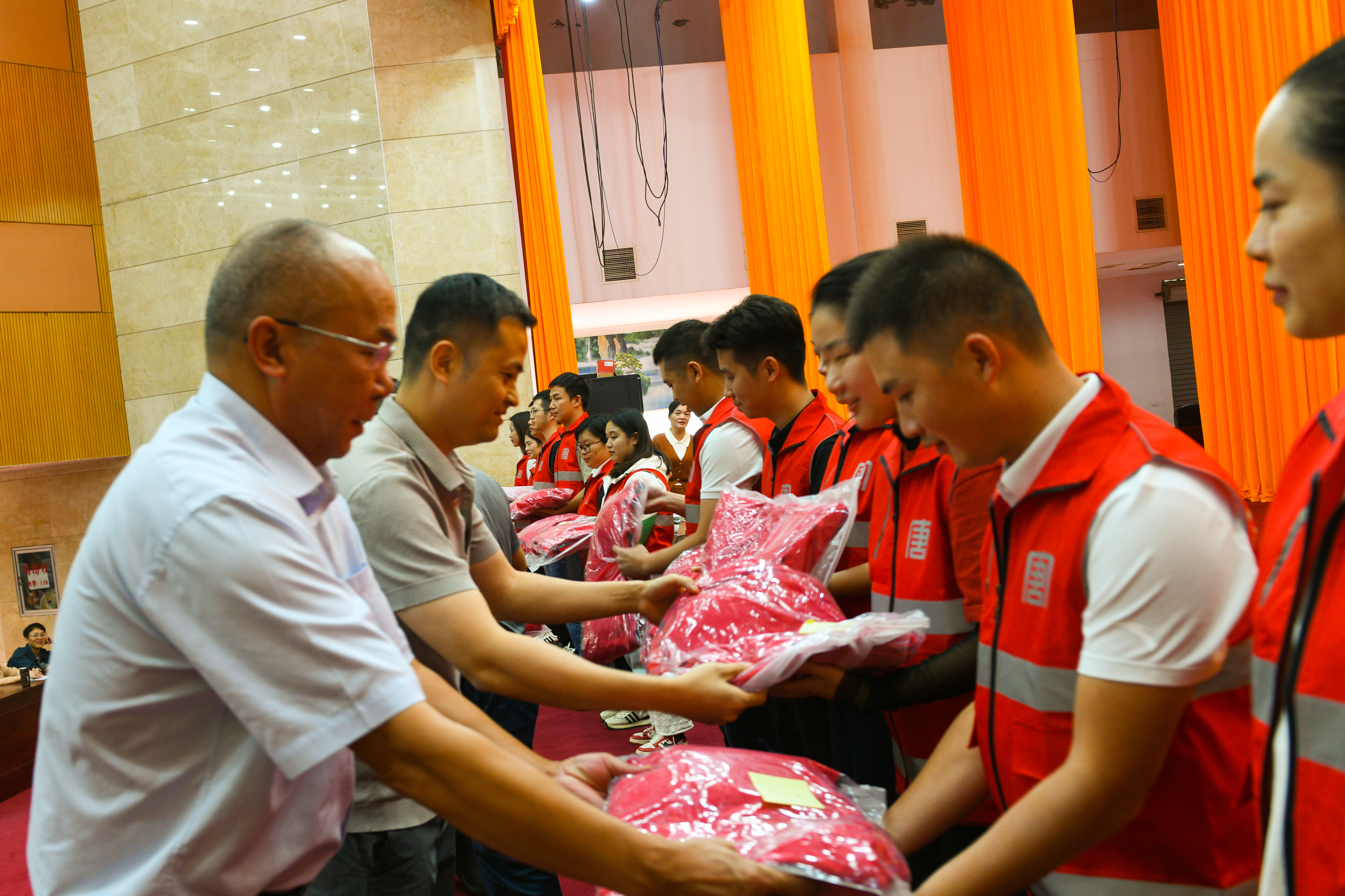 2中国大唐向大化县驻村工作队员捐赠工作队服发放仪式现场--李阳摄.jpg